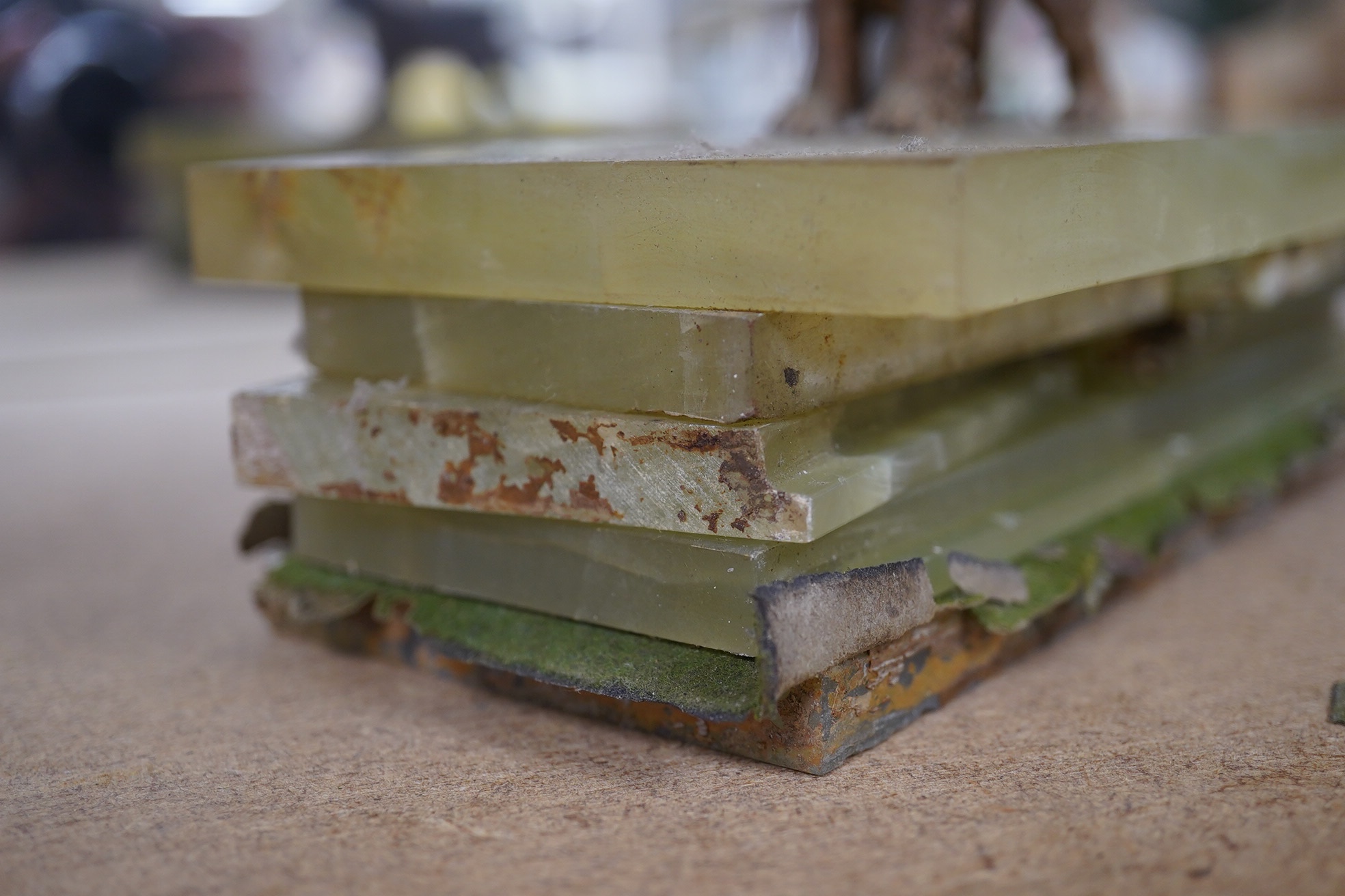 An Art Deco green onyx box, the lid surmounted with a cold painted bronze spaniel, flat packed joints need reglueing,16.5cm wide